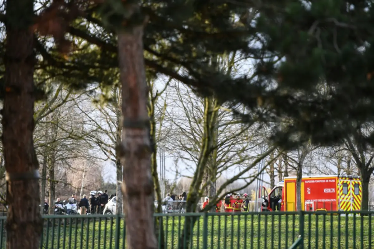 Un agresor mata a una persona con un cuchillo antes de ser abatido en las afueras de París