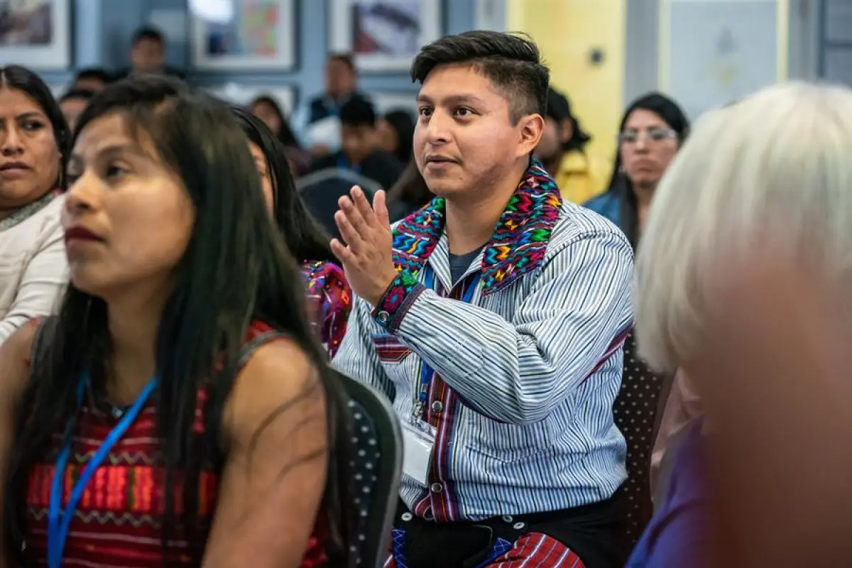 Frente Indígena de Organizaciones Binacionales (FIOB), donde aparece el guatemalteco Oswaldo Martin (c), intérprete de idioma mam, a quien los inmigrantes que no hablan español ni inglés acuden para que sea su voz en los tribunales de Estados Unidos. Foto