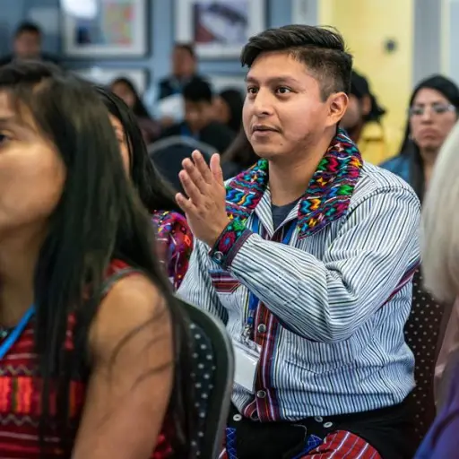 Frente Indígena de Organizaciones Binacionales (FIOB), donde aparece el guatemalteco Oswaldo Martin (c), intérprete de idioma mam, a quien los inmigrantes que no hablan español ni inglés acuden para que sea su voz en los tribunales de Estados Unidos. Foto