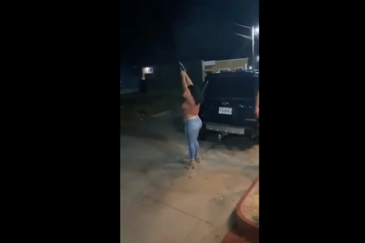 Génesis Guerra fue captada en video mientras disparaba al aire junto a un elemento del Ejército.