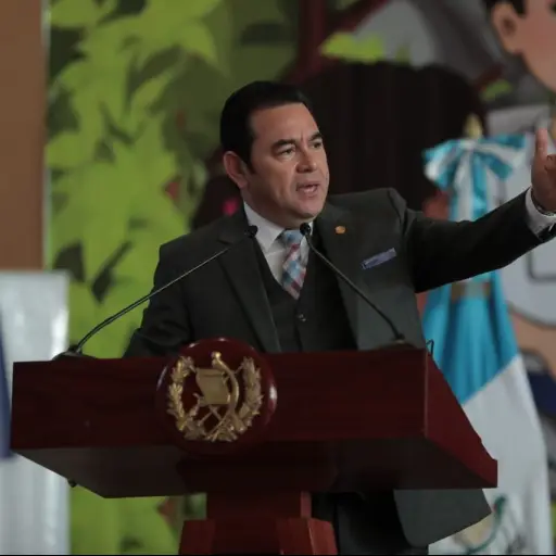 Presidente arremete contra medios en inauguración del ciclo escolar 2020