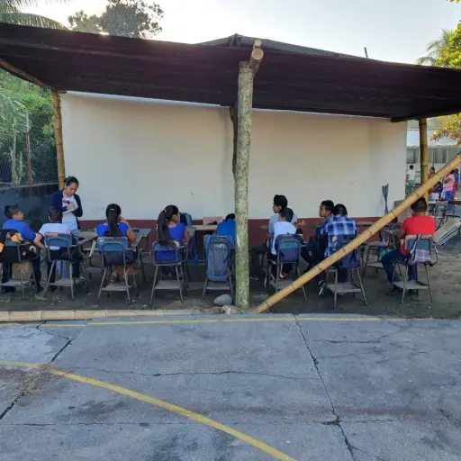 Docentes, padres de familia y el Cocode improvisaron un aula para atender a niños de sexto primaria