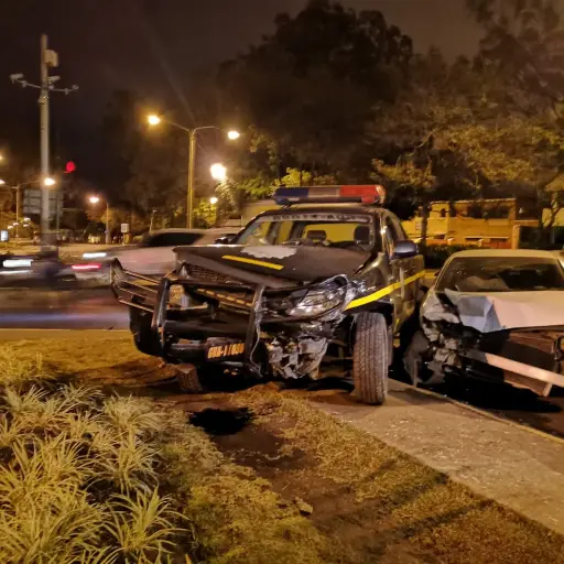 autopatrulla pnc choca con particular calle marti ,