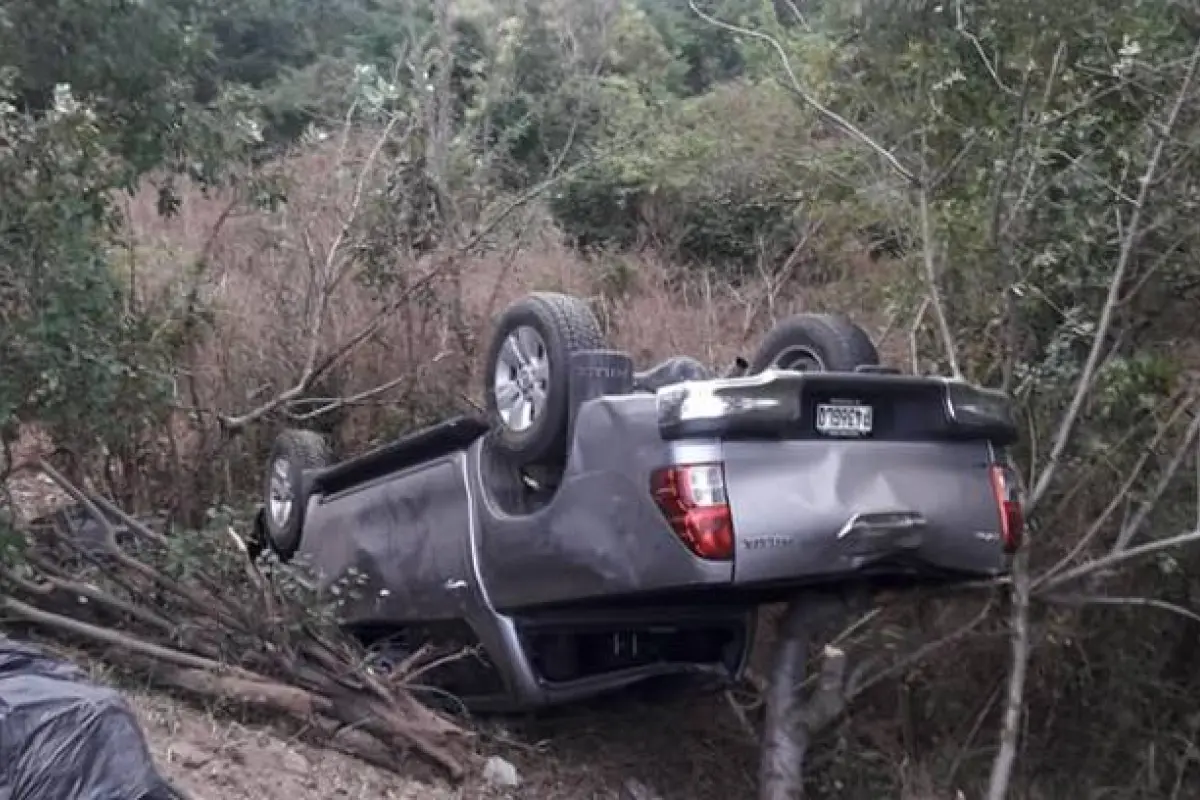 Vehículo cae a hondonada en Zacapa