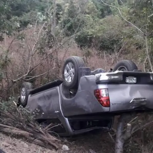 Vehículo cae a hondonada en Zacapa