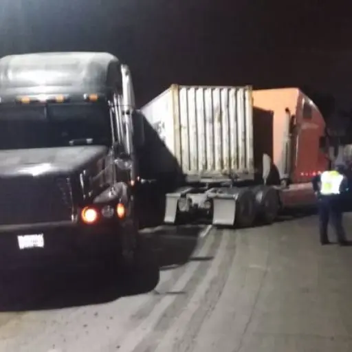 Accidente entre dos tráilers complica el tránsito en carretera al Pacífico