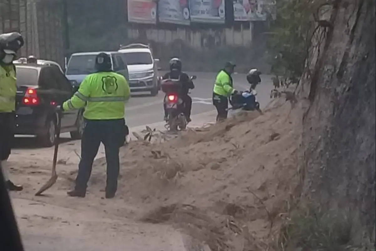 Derrumbe en Boca del Monte deja a un motorista herido y complica tránsito