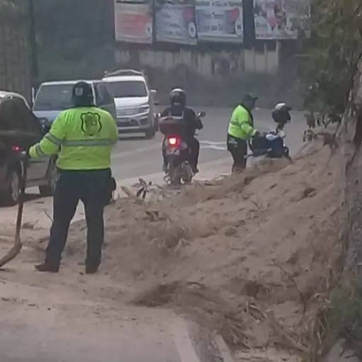 Derrumbe en Boca del Monte deja a un motorista herido y complica tránsito