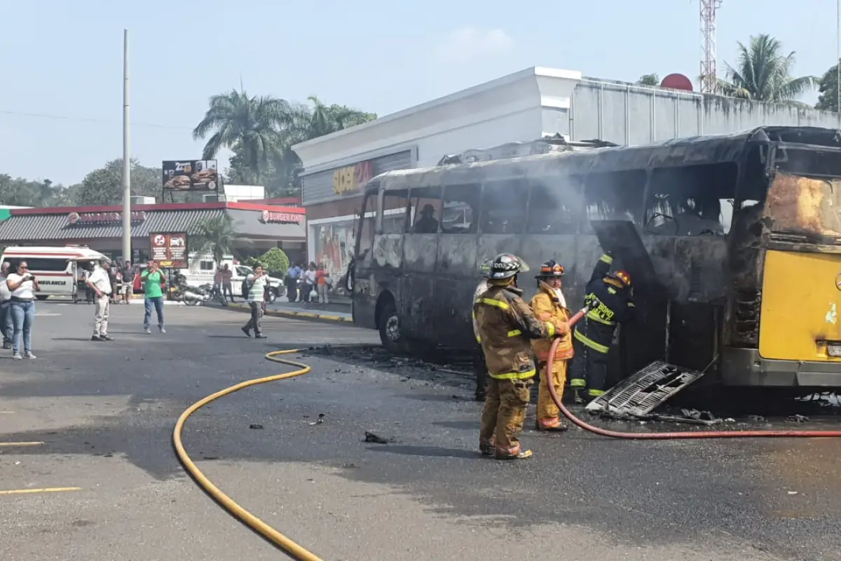 Bus se quema en Retalhuleu