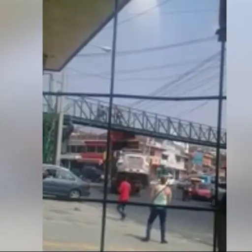 VIDEO: camión de volteo se estrella con pasarela en la zona 18