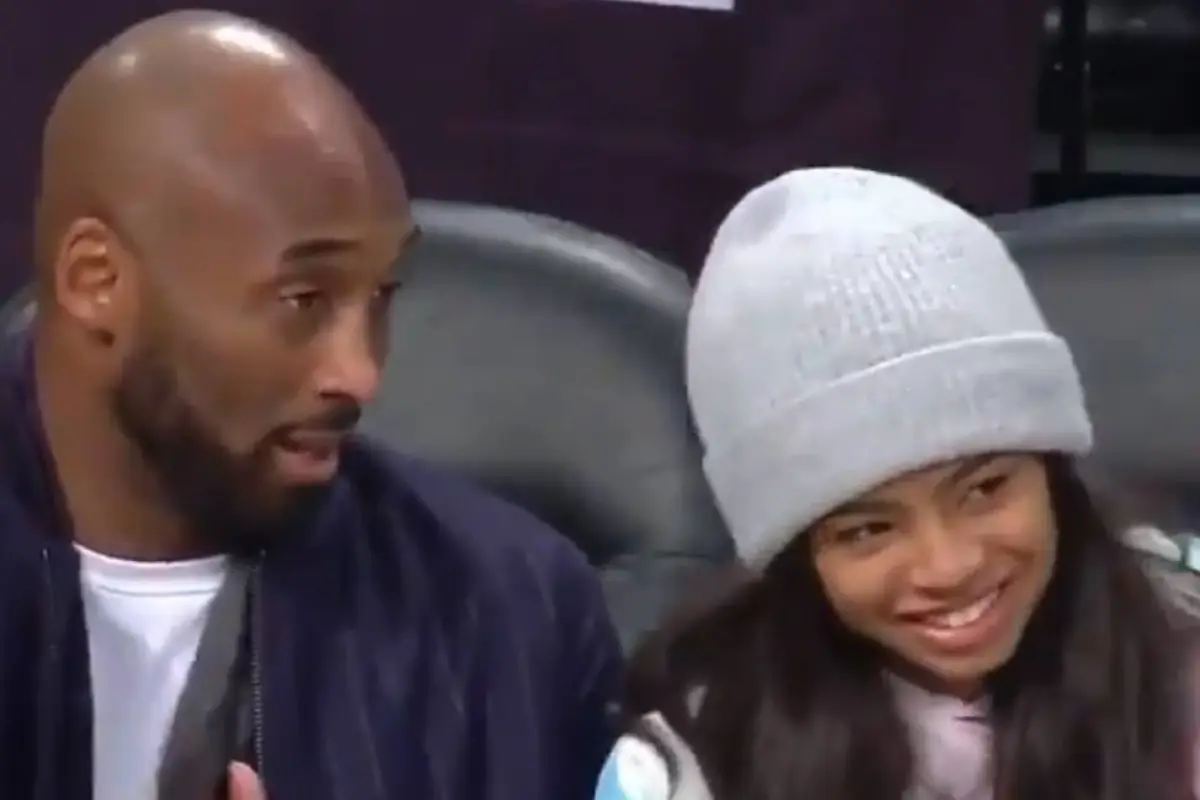 Kobe Bryant y su pequeña hija vistos juntos en un partido de baloncesto, 