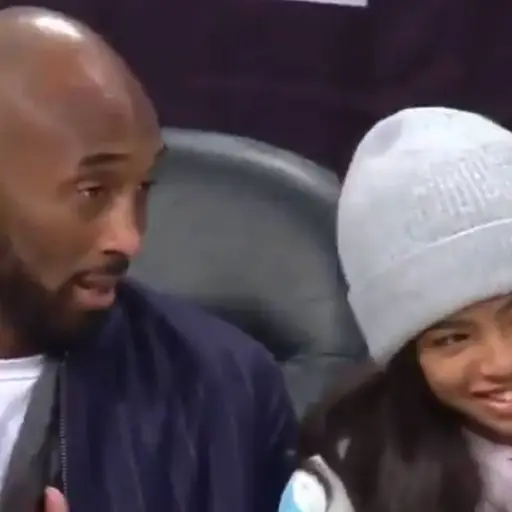 Kobe Bryant y su pequeña hija vistos juntos en un partido de baloncesto ,