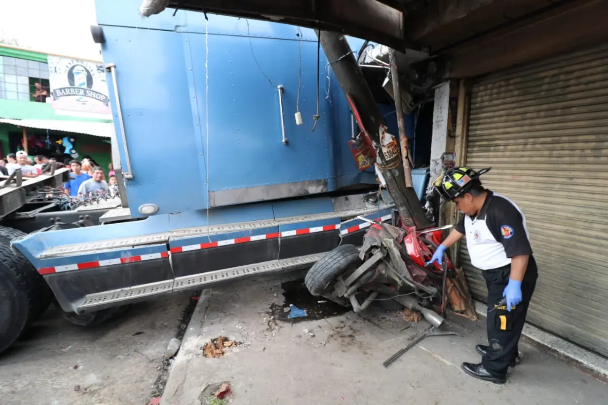 Accidente tráiler choca contra camión, un vehículo e impacta contra negocio, 