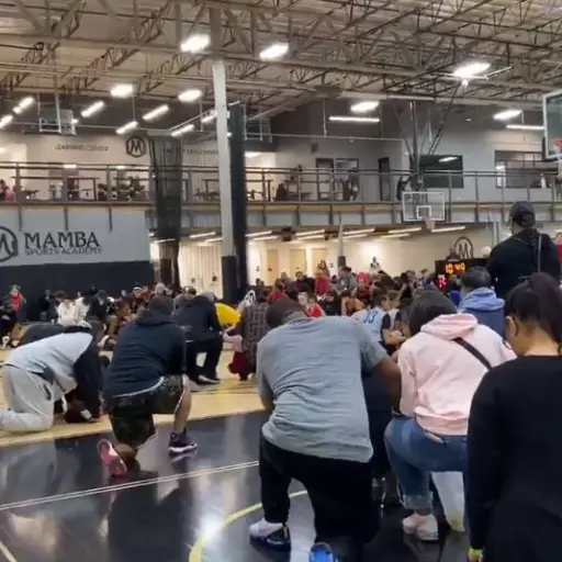 Momento en que alumnos de la academia de Kobe Bryant reciben la trágica noticia de su muerte ,