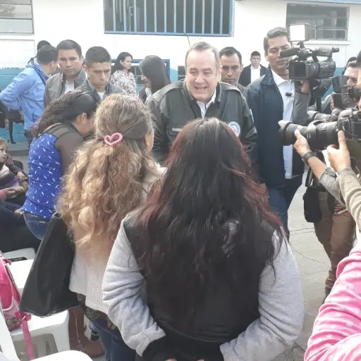 Alejandro-Giammattei-visita-escuela-emisoras-unidas-2 ,