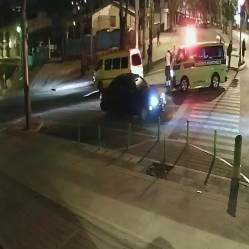 VIDEO Microbus atropella a peaton por pasar semaforo en rojo