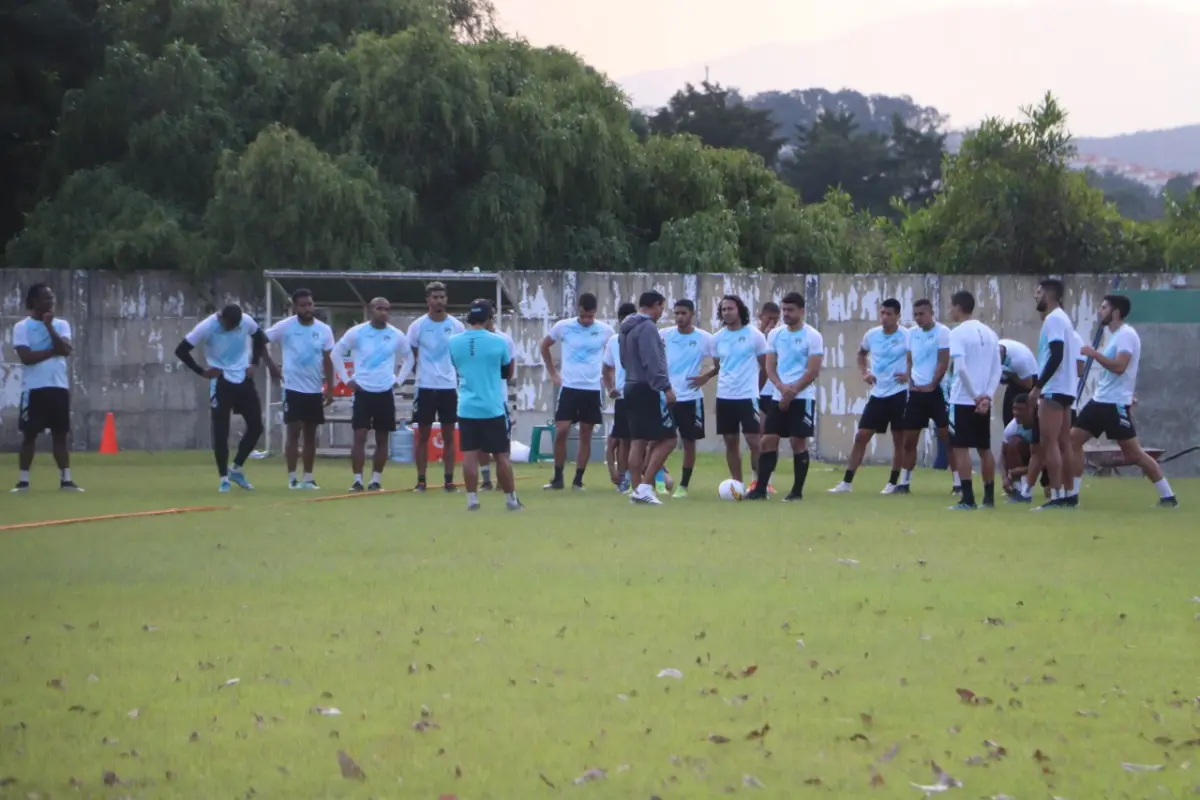 entrenamiento de los cremas con Mauricio Tapia, 