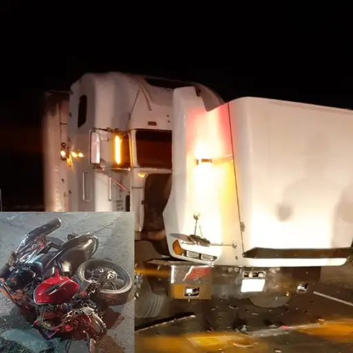 Tráiler colisiona con moto y muere PNC