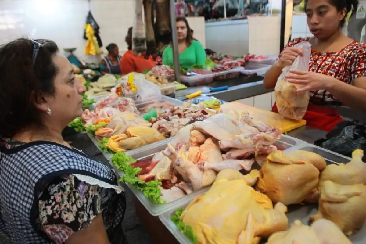 Ministerio de Economía denuncia alza injustificada del pollo importado. Foto: Mineco