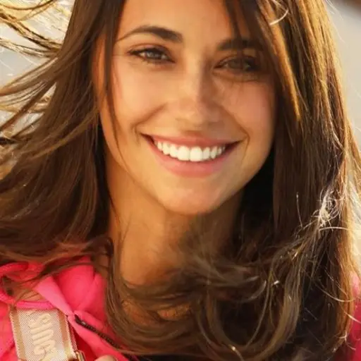 Antonella Rocuzzo publica fotografía en la que se ve meditando boca abajo ,