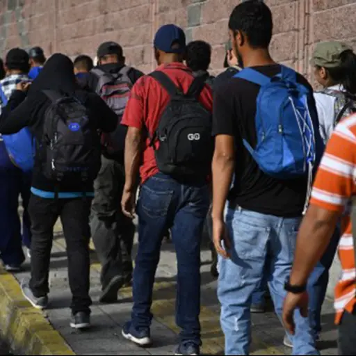 Pequeña caravana de migrantes salvadoreños inicia marcha a EEUU ,