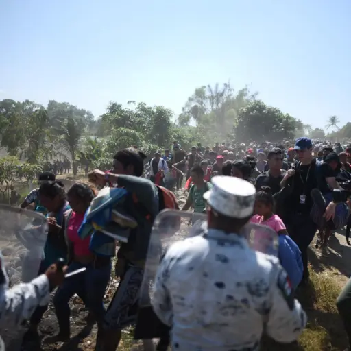 México detiene a 400 migrantes contra los que lanzaron gases lacrimógenos ,