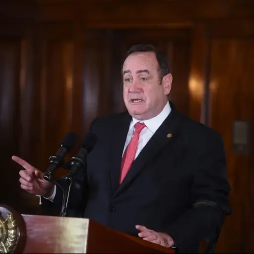 Alejandro Giammattei habla sobre plazas fantasma ,