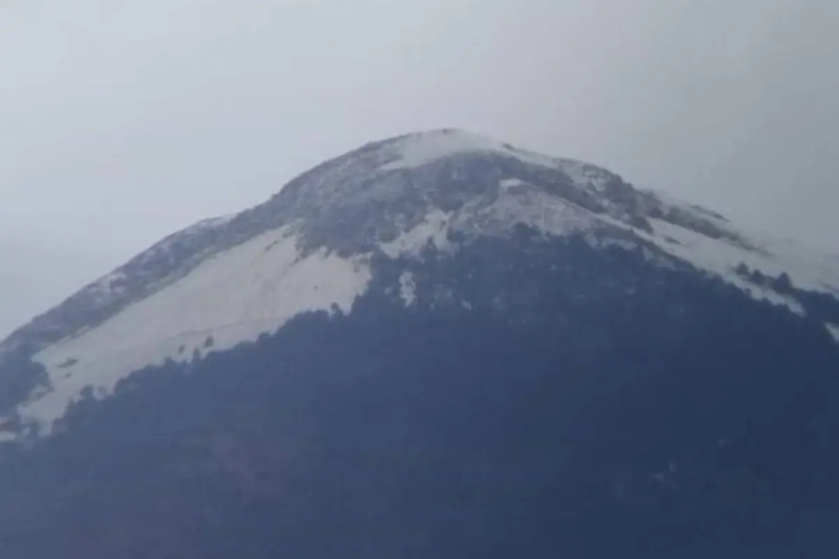 Volcán Acatenango se forma hielo por bajas temperaturas, 