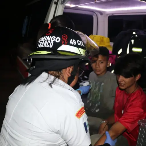 Rescatan a seis adolescentes que se extraviaron en barranco de Mixco