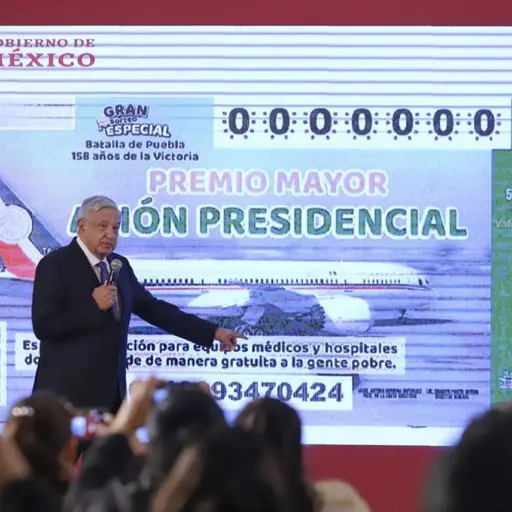 López Obrador insiste en rifa de avión presidencial de México y presenta boleto