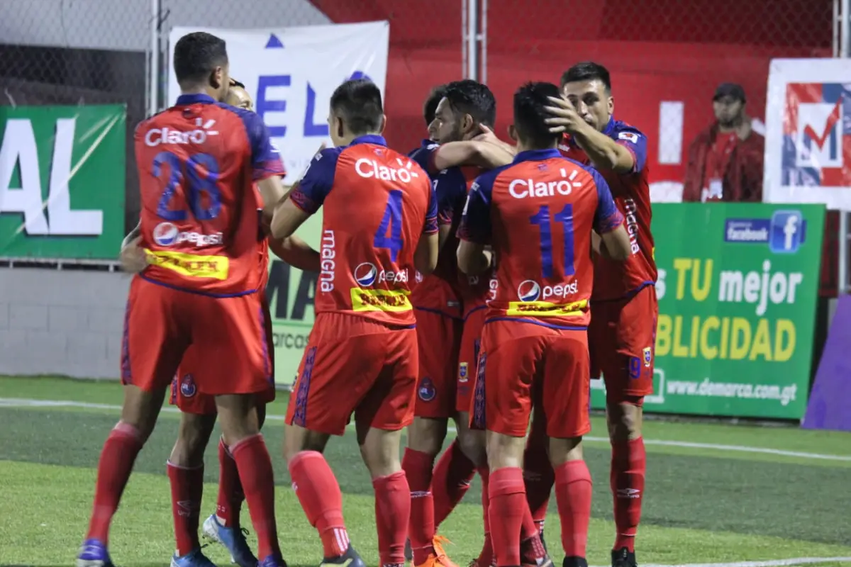 Los jugadores rojos celebran el tanto  de Rudy Barrientos. Foto: Rodrigo Rivera