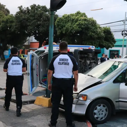 Accidente entre vehículo y ambulancia ,