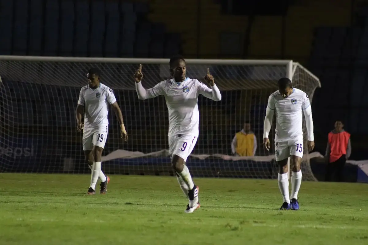 celebración Bladimir Díaz con los cremas, 