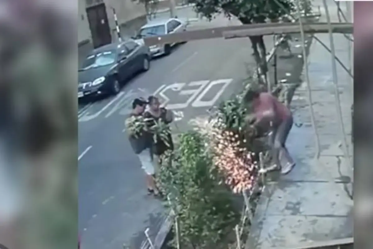 VIDEO: hombre resulta electrocutado por cable enterrado en un jardín