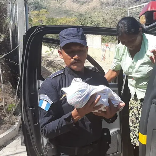 PNC atiende parto en autopatrulla