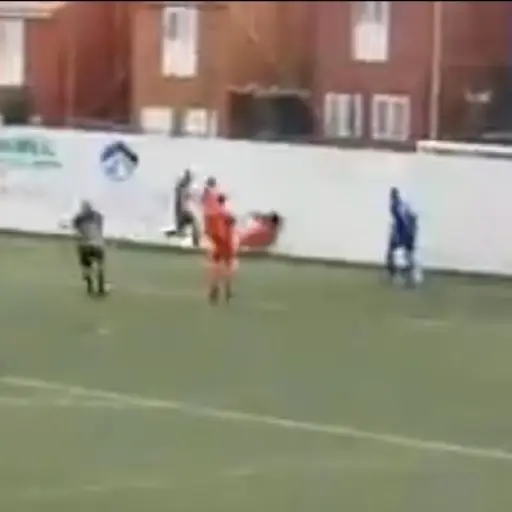 Jugador se fractura las dos muñecas tras fuerte impacto ,