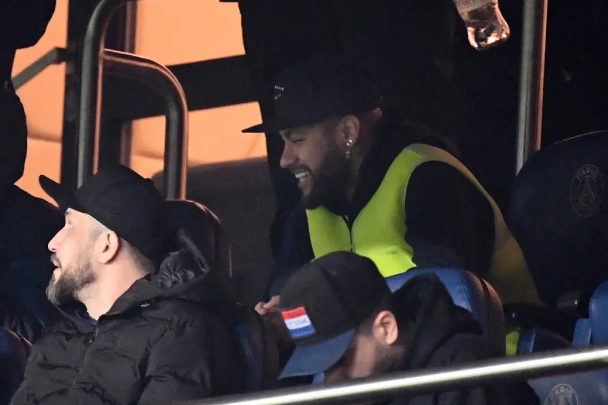 Paris Saint-Germain's Brazilian forward Neymar (R) attends the French L1 football match between Paris Saint-Germain (PSG) and Lyon (OL) at the Parc des Princes stadium in Paris, on February 9, 2020. (Photo by FRANCK FIFE / AFP)