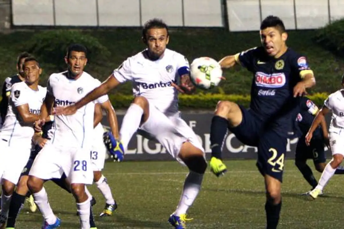 América contra los cremas en el Cementos Progreso foto de América, 