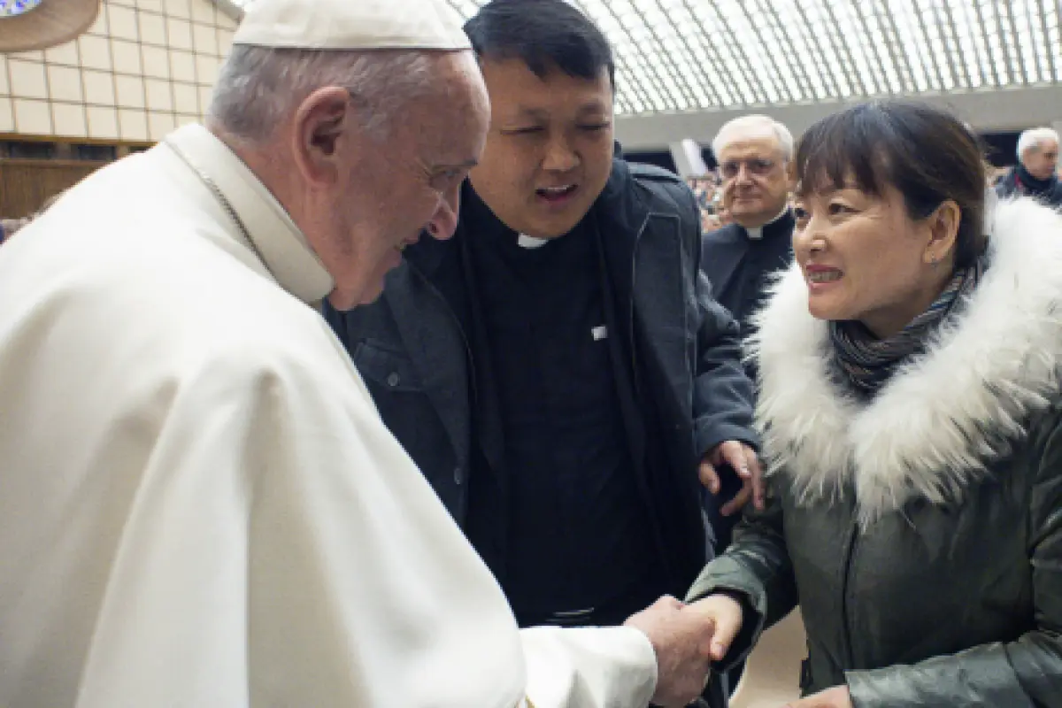 El Papa Francisco encontró a la mujer que le jaló la mano en enero