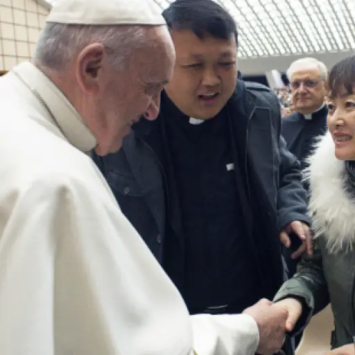 El Papa Francisco encontró a la mujer que le jaló la mano en enero