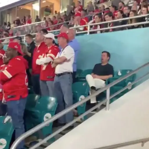 VIDEO: pago  mil para ir al Superbowl y se queda dormido