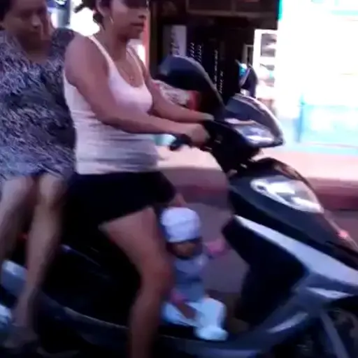 Bebe transportado en una pasola