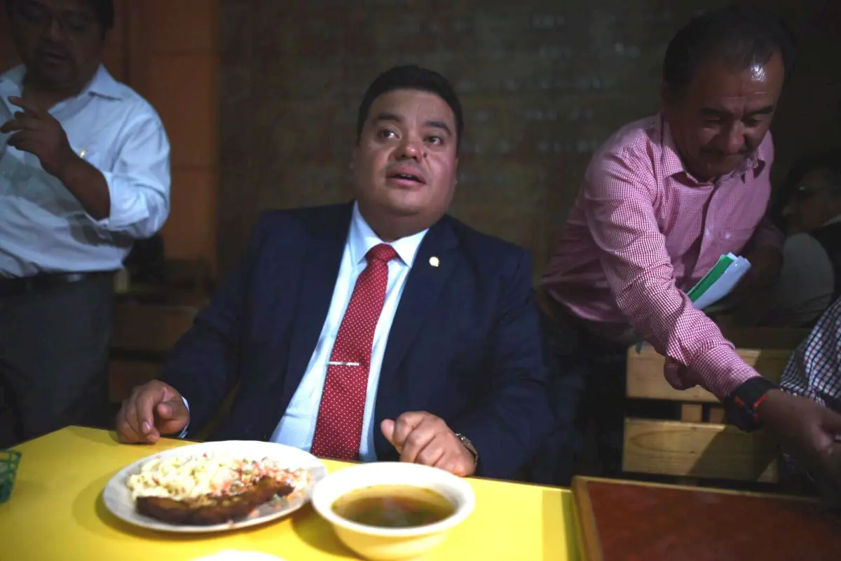 Presidente del Congreso, Allan Rodríguez, renuncia a su caja chica y almuerza en un comedor, 