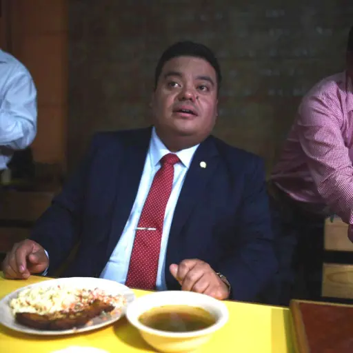 Presidente del Congreso, Allan Rodríguez, renuncia a su caja chica y almuerza en un comedor ,