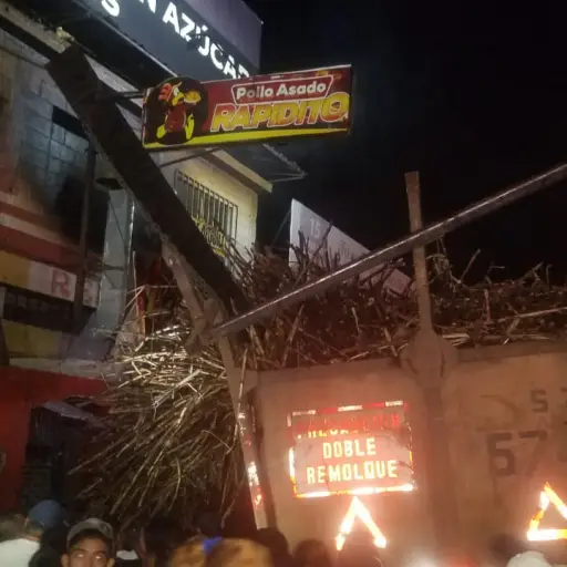 VIDEO_ trailer cargado con cana de azucar vuelca sobre varias personas