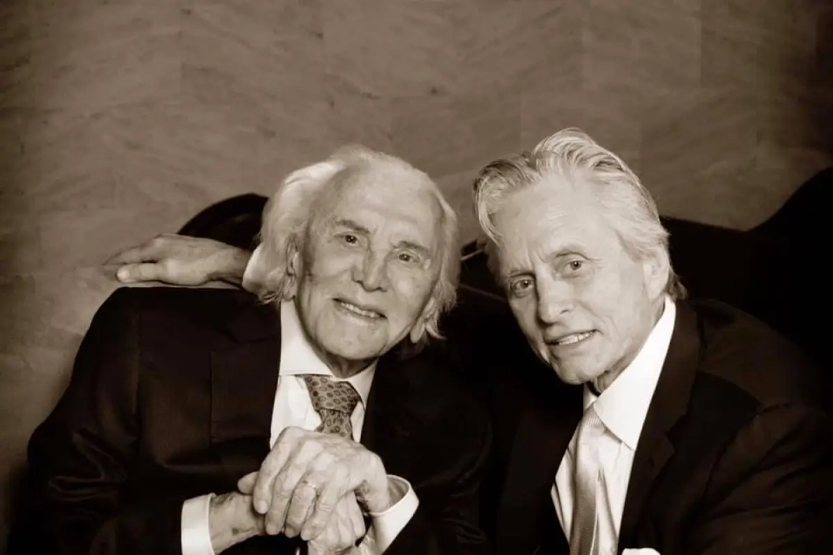 Michael Douglas mensaje tras fallecimiento de su papá, Kirk Douglas, 