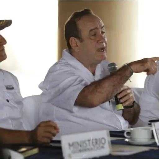 Gobierno prohíbe viajes a ministros ,