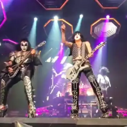 Kiss inicia su gira de despedida a lo grande ,