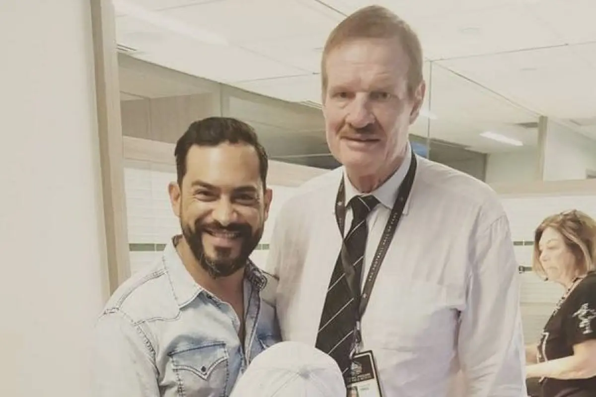 La leyenda de Ted Hendricks junto a Carlos "el Pescado" Ruiz. Foto: Instagram