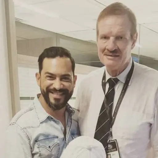 La leyenda de Ted Hendricks junto a Carlos 